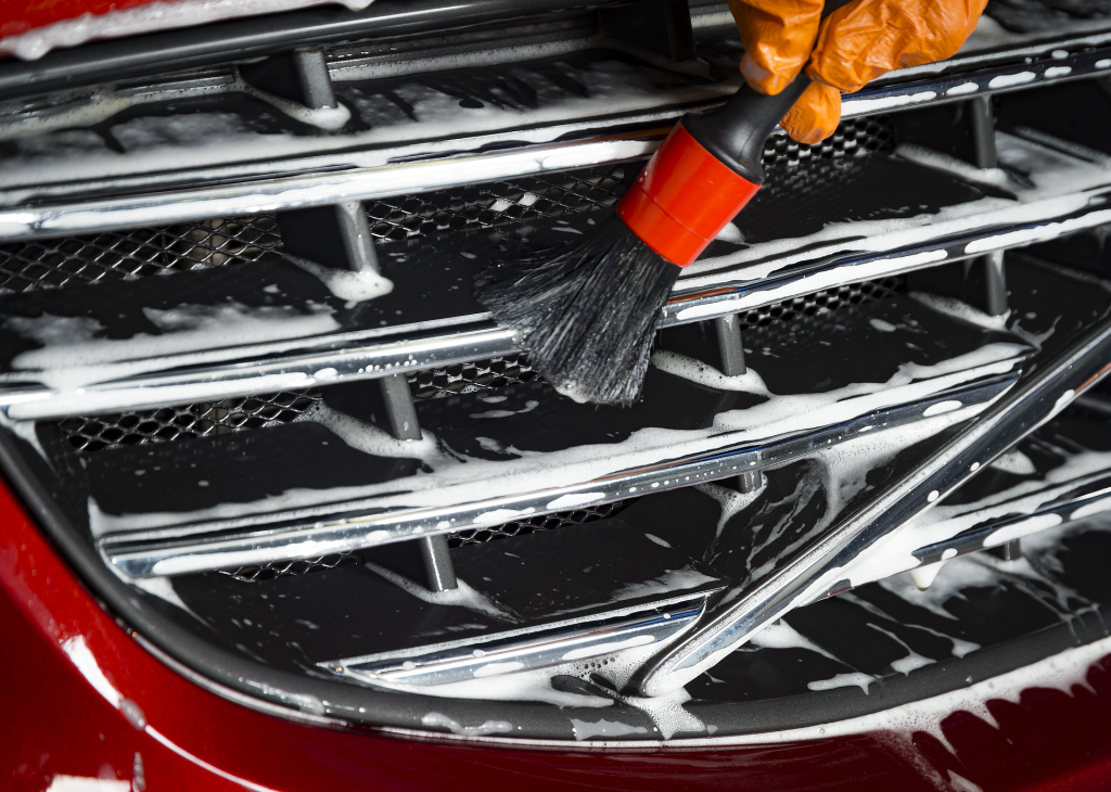 car-detailing-cleaning-grille-emblem